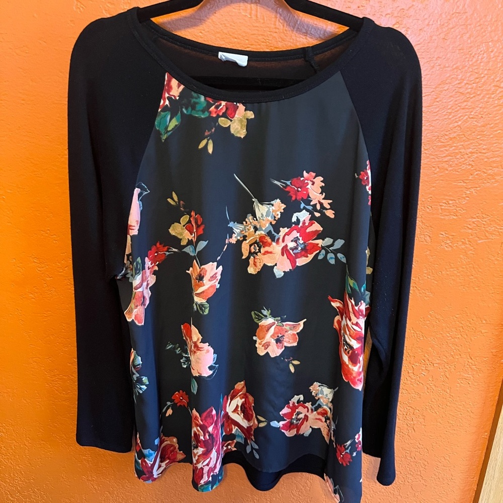 Le Lis black floral StichFix top - 2X‎